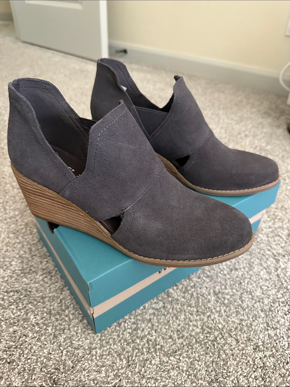 NIB Tom’s Women's Suede Cutout Wedge Mule in Charcoal